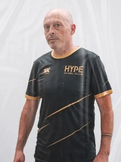 Pinto, de camisola preta do Hype.