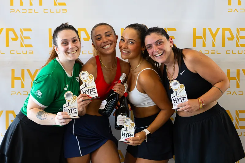 Quatro jogadoras abraçadas, a rir, com os troféus do III Open.